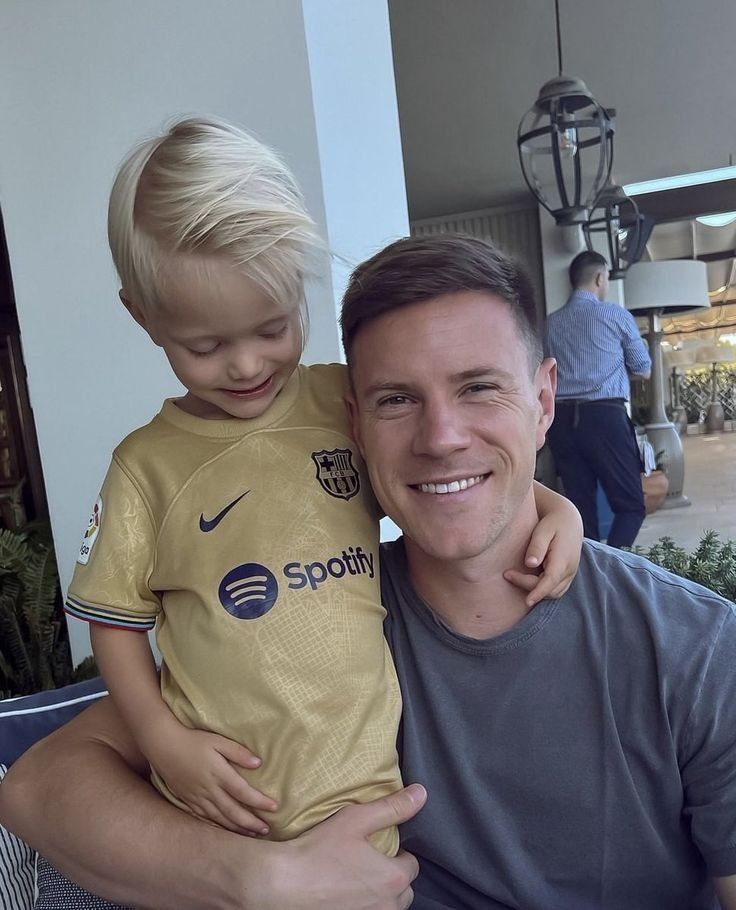 عکس مارک آندره ترشتگن و فرزندانش