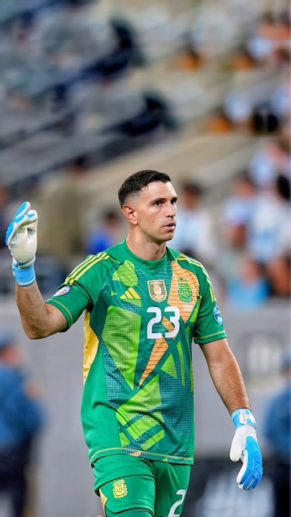 عکس های امیلیانو مارتینز - مجله خبری لیورپول عکس های امیلیانو مارتینز