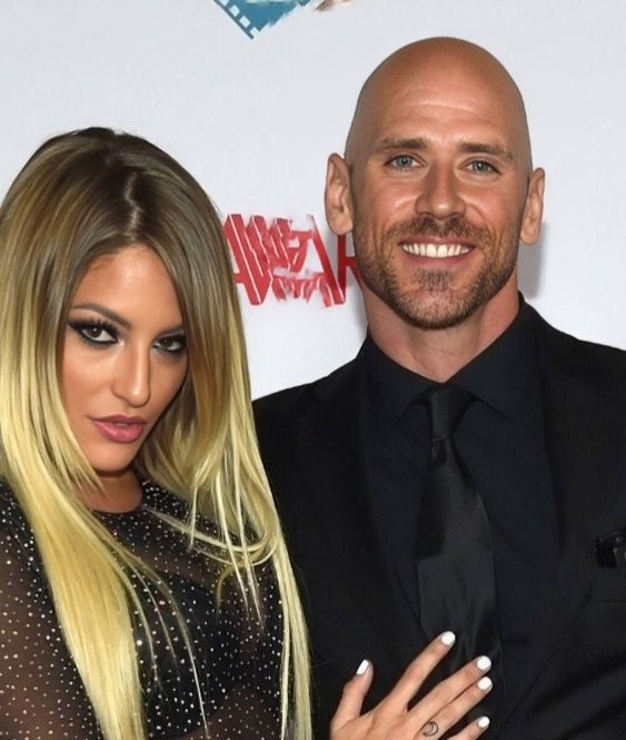 رابطه جانی سینز با کیسا سینز